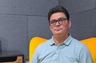 Ευριβιάδης Μπαϊραμίδης: Ο γιατρός που χειρουργεί με το μυαλό, αλλά μιλάει με την καρδιά