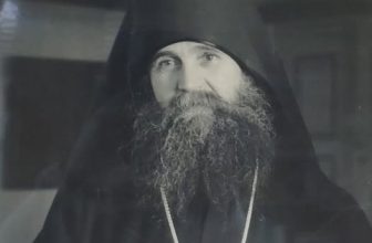 -Συνομιλήτρια: Μάχη με ποιους; -Γέροντας ΕΦΡΑΙΜ: Τους δαίμονες.