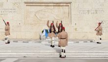 Iστορία ντεμοντέ / Διονύσης Χαριτόπουλος, συγγραφέας