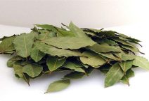 Πολλές γυναίκες προσθέτουν φύλλα δάφνης στο φαγητό.